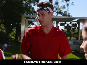 Мама с дочкой пердолят сына, делясь его спермой, которую они добыли