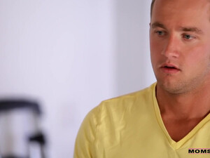 Красивая мама жарит на глазах у сына его телочку язычком в промежность