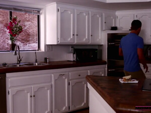 Красивая мама жарит на глазах у сына его телочку язычком в промежность