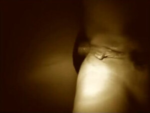 Пососала и потрахалась в анал с черным членом из дырки