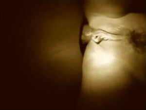 Пососала и потрахалась в анал с черным членом из дырки