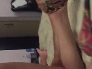 Мамочка в маске делает другу муженька глубокий минетик