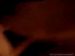 Кобели бьют членами по бритой письке давалки в калготочках