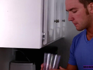 Симпатичная мама учит дочь сосать болт парня, устроив групповое шоу