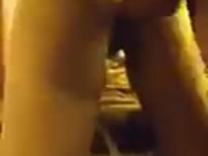 Разгоряченный богатырь дерзко имеет подружку супруги по собачьи