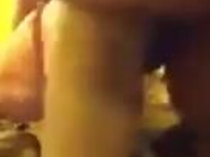 Разгоряченный богатырь дерзко имеет подружку супруги по собачьи