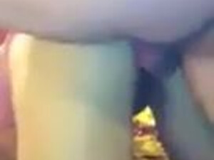 Разгоряченный богатырь дерзко имеет подружку супруги по собачьи