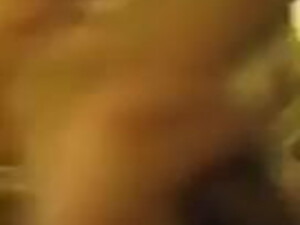 Разгоряченный богатырь дерзко имеет подружку супруги по собачьи