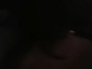 Чтобы снились хорошие сны, самец трахает половую щель темноволосой тетки ночью