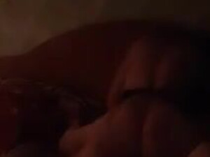 Муженек снимает на камеру мобильника, как дружок засаживает хуй в писю его женушки