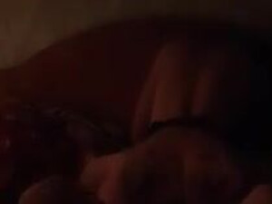 Муженек снимает на камеру мобильника, как дружок засаживает хуй в писю его женушки