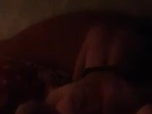 Муженек снимает на камеру мобильника, как дружок засаживает хуй в писю его женушки