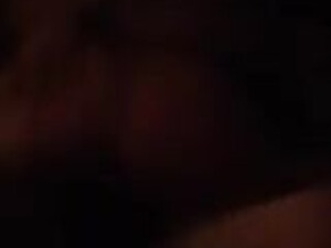 Муженек снимает на камеру мобильника, как дружок засаживает хуй в писю его женушки