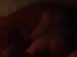 Муженек снимает на камеру мобильника, как дружок засаживает хуй в писю его женушки