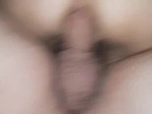 Обнаженная тетка сношается в письку и попку в позе наездницы