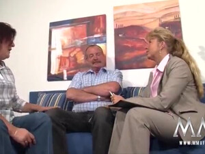 Блондиночка помогает взрослой толстухе ублажить мужика минетом