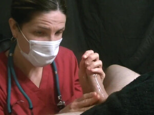 Милфа, одетая как доктор, в медицинской маске мастурбирует рукой мужику