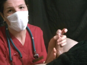 Милфа, одетая как доктор, в медицинской маске мастурбирует рукой мужику