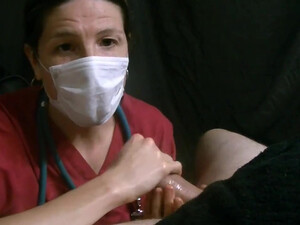 Милфа, одетая как доктор, в медицинской маске мастурбирует рукой мужику