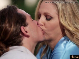 Взрослая дама в голубом халате занимается сексом с молоденьким парнем