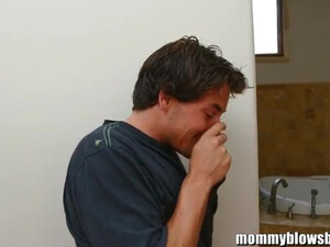 Оральные игры в ванной комнате и на постели со смазливым парнем