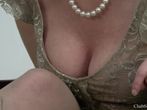 Взрослая госпожа протягивает ляжки к своему рабу