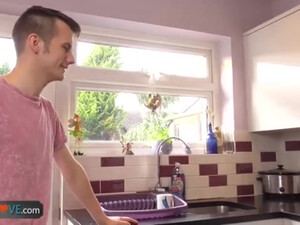 Молоденькой человек потрахается со взрослой блондинкой на кухне