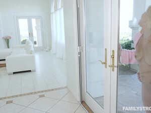 Мамочка сосех хуй парню дочери и ебется с ним в киску по полной