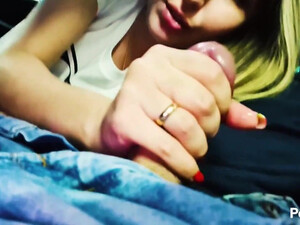 37-летняя жена сосет член мужа в авто во время мойки