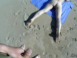 Увидел на пляже рыжую зрелку и засадил в киску член