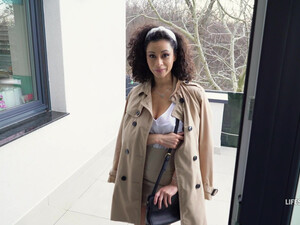 Русская красотка Stacy Bloom сосет толстый член, глядя парню в глаза