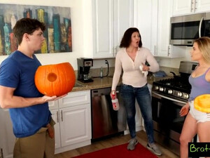 Брат трахает сестру за диваном пока мама занимается уборкой