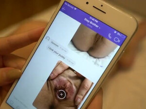 Братишка ебет сестру в киску и сует палец в анальное отверстие