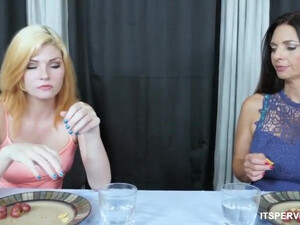 Сисястая мама лижет пизду белокурой дочери в спальне