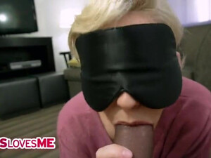 Сестра сосет толстый хуй брата с завязанными глазами и не стесняется