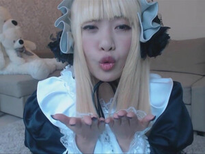 Белокурая студентка-азиатка запустила пальчики в киску чтобы расслабиться после учебы