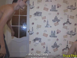 Куколд теребонькает на то, как его русскую замужнюю женщину трахает мулат