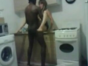 Черномазый грубо ебёт замужнюю зрелку при муже