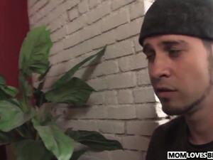 Твоя мама не может перестать сосать этот большой черный член