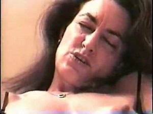 Брюнетка в чулках скачет на хуе с большим черным членом и ее киской