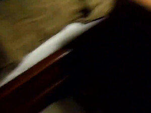 Брюнетка-жена собачьи с большим черным членом в любительском видео