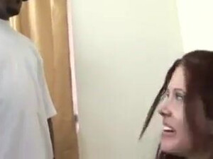 Татуированная рыжая пухлая сучка получает большой черный член в любительском видео