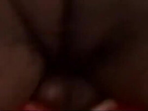 Белую девушку в красных чулках трахнул и наполнил большой черный член