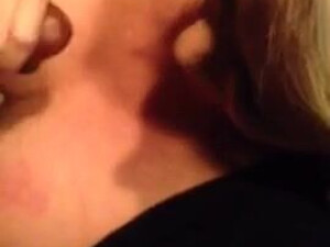 Мамочке кончил на ее сиськи от большого черного члена