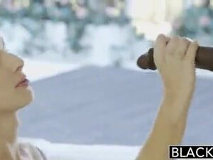 Знойная тинка сосет большой черный член и трахается с межрасовым любовником