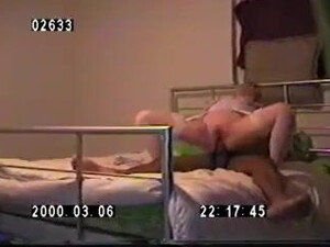 Белая грудастая свекровь в нижнем белье скачет на члене своего черного ебаря