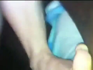 Шоколадная выпуклость наполняет кремом белую киску во время межрасового секса