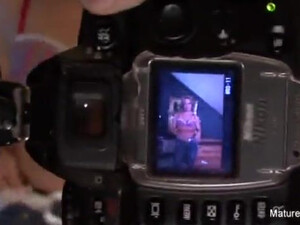 Белую зрелую блондинку грубо трахнул в анал араб