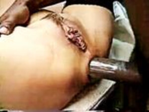 Неверная жена выполняет свой долг как шлюшка занимается анальным сексом в тройничке