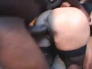 Зрелая женщина наказана большим черным членом